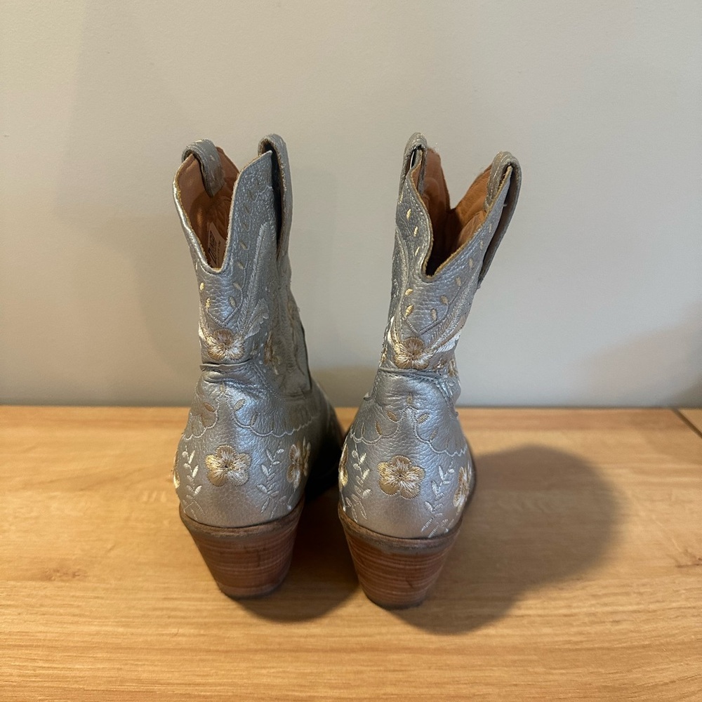 Dingo Primrose Silver Western Ankle Boots size 10 - Picture 3 of 5